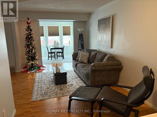 8A Wylie Circle, Halton Hills, ON - Indoor Photo Showing Living Room
