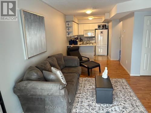 8A Wylie Circle, Halton Hills, ON - Indoor Photo Showing Living Room