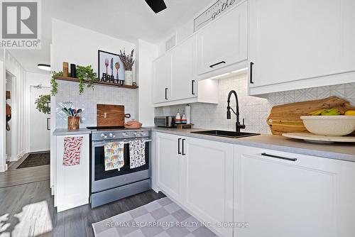 901 - 700 Dynes Road, Burlington, ON - Indoor Photo Showing Kitchen