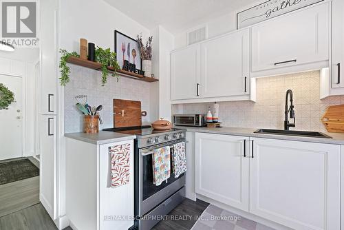 901 - 700 Dynes Road, Burlington, ON - Indoor Photo Showing Kitchen
