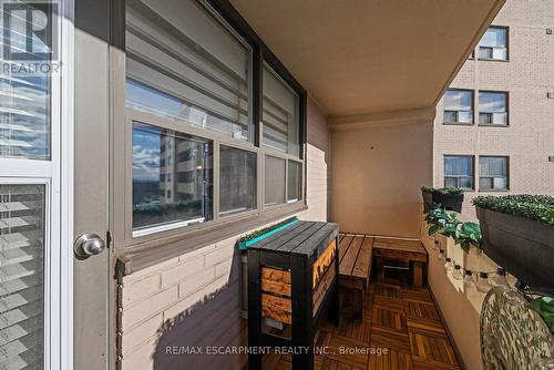 901 - 700 Dynes Road, Burlington, ON -  With Exterior