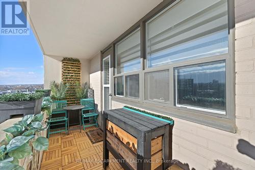 901 - 700 Dynes Road, Burlington, ON -  With Exterior