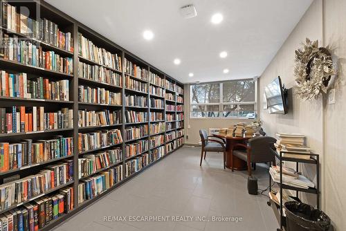 901 - 700 Dynes Road, Burlington, ON - Indoor