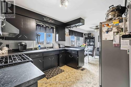 64375 Concession 6 Road, West Lincoln (West Lincoln), ON - Indoor Photo Showing Kitchen With Double Sink