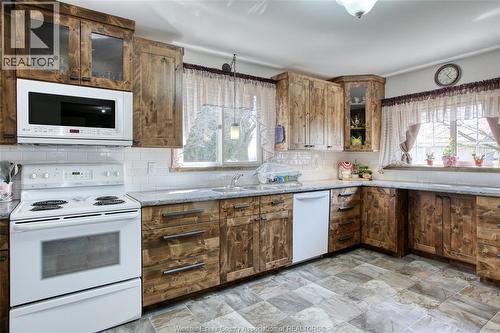 641 Road 3, Kingsville, ON - Indoor Photo Showing Kitchen