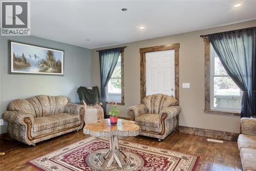 641 Road 3, Kingsville, ON - Indoor Photo Showing Living Room