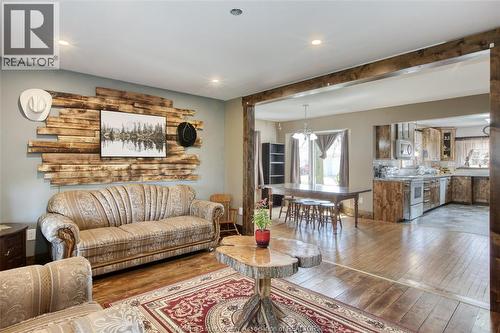 641 Road 3, Kingsville, ON - Indoor Photo Showing Living Room