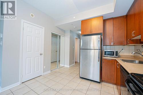 213 - 3075 Thomas Street, Mississauga, ON - Indoor Photo Showing Kitchen