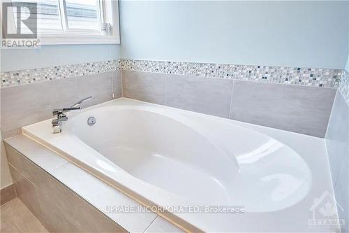 168 Whitestone Drive, Ottawa, ON - Indoor Photo Showing Bathroom