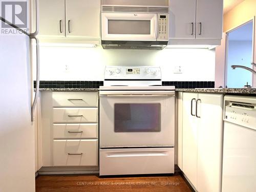 2411 - 33 Sheppard Avenue E, Toronto, ON - Indoor Photo Showing Kitchen