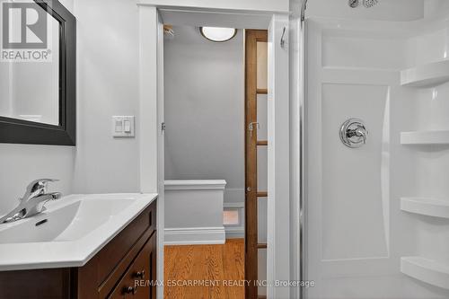 266 Wexford Avenue S, Hamilton, ON - Indoor Photo Showing Bathroom