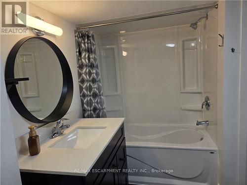 266 Wexford Avenue S, Hamilton, ON - Indoor Photo Showing Bathroom