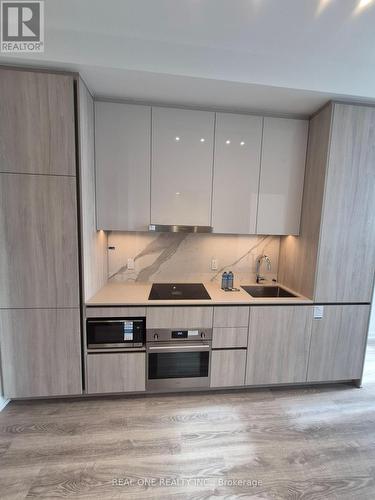 617 C Tower - 8 Interchange Way, Vaughan, ON - Indoor Photo Showing Kitchen