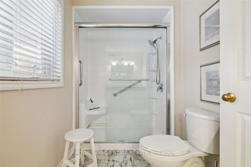 10 Finch Place, Hamilton, ON - Indoor Photo Showing Bathroom
