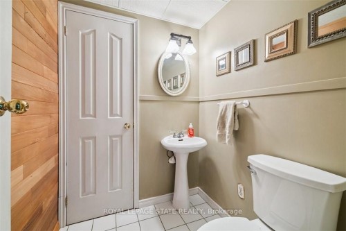 10 Finch Place, Hamilton, ON - Indoor Photo Showing Bathroom