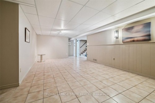 10 Finch Place, Hamilton, ON - Indoor Photo Showing Other Room