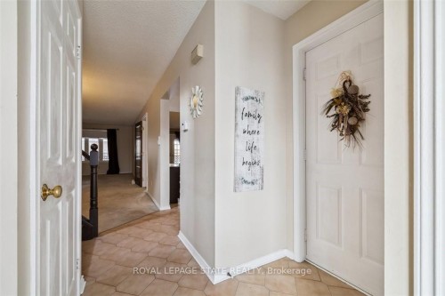 10 Finch Place, Hamilton, ON - Indoor Photo Showing Other Room