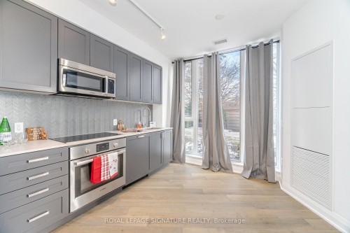109-293 The Kingsway N/A, Toronto, ON - Indoor Photo Showing Kitchen