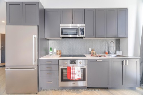 109-293 The Kingsway N/A, Toronto, ON - Indoor Photo Showing Kitchen With Stainless Steel Kitchen With Upgraded Kitchen
