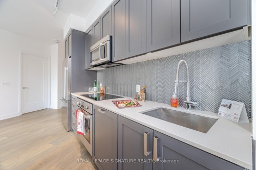109-293 The Kingsway N/A, Toronto, ON - Indoor Photo Showing Kitchen