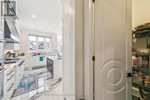 2401 Irene Crescent, Oakville, ON - Indoor Photo Showing Kitchen