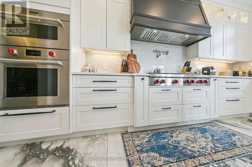 2401 Irene Crescent, Oakville, ON - Indoor Photo Showing Kitchen With Upgraded Kitchen