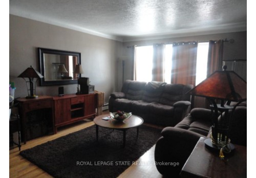 981 Mohawk Road E, Hamilton, ON - Indoor Photo Showing Living Room