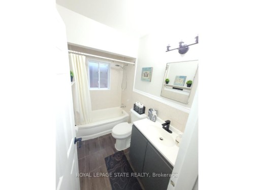 981 Mohawk Road E, Hamilton, ON - Indoor Photo Showing Bathroom