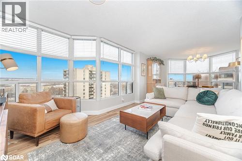 100 Millside Drive Unit# 1003, Milton, ON - Indoor Photo Showing Living Room