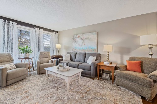 99 Toll Road, East Gwillimbury, ON - Indoor Photo Showing Living Room