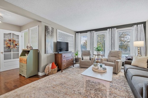 99 Toll Road, East Gwillimbury, ON - Indoor Photo Showing Living Room