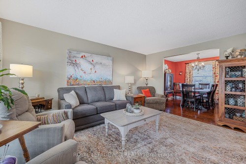 99 Toll Road, East Gwillimbury, ON - Indoor Photo Showing Living Room