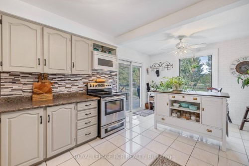 99 Toll Road, East Gwillimbury, ON - Indoor Photo Showing Kitchen