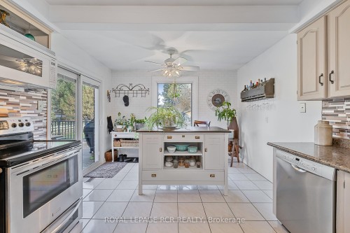 99 Toll Road, East Gwillimbury, ON - Indoor Photo Showing Kitchen