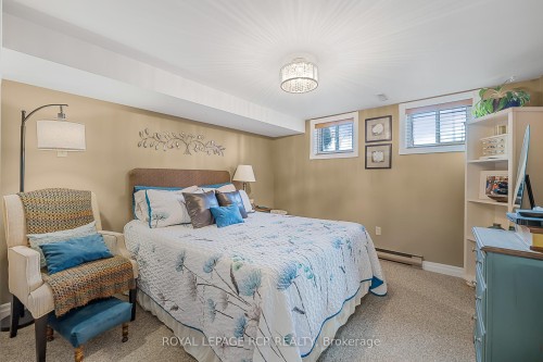99 Toll Road, East Gwillimbury, ON - Indoor Photo Showing Bedroom