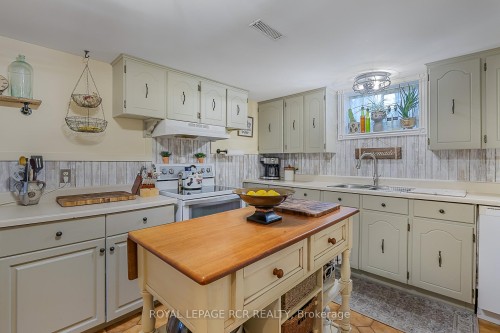 99 Toll Road, East Gwillimbury, ON - Indoor Photo Showing Kitchen With Double Sink