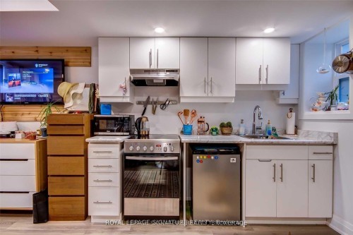 Lower-92 Mitchell Avenue, Toronto, ON - Indoor Photo Showing Kitchen