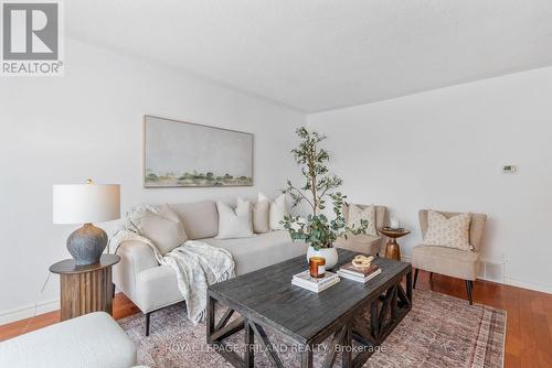 241 Homestead Crescent, London North (North I), ON - Indoor Photo Showing Living Room