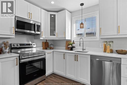2978 Conservation Drive, Windsor, ON - Indoor Photo Showing Kitchen