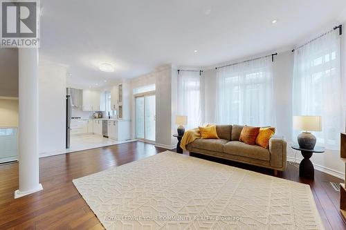 10 Auburndale Drive, Vaughan, ON - Indoor Photo Showing Living Room