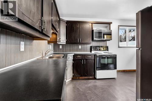 1125 8Th Avenue Nw, Moose Jaw, SK - Indoor Photo Showing Kitchen With Double Sink