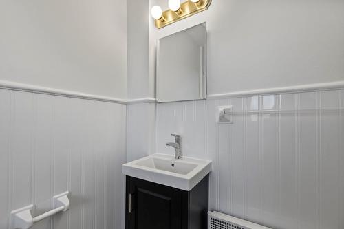 Bathroom - 1220 Rue Beaulieu, Montréal (Saint-Laurent), QC - Indoor Photo Showing Bathroom