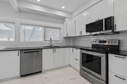 Kitchen - 1220 Rue Beaulieu, Montréal (Saint-Laurent), QC - Indoor Photo Showing Kitchen With Upgraded Kitchen