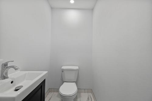 Powder room - 1220 Rue Beaulieu, Montréal (Saint-Laurent), QC - Indoor Photo Showing Bathroom