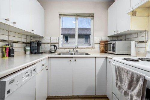 207-1050 Braidwood Rd, Courtenay, BC - Indoor Photo Showing Kitchen With Double Sink