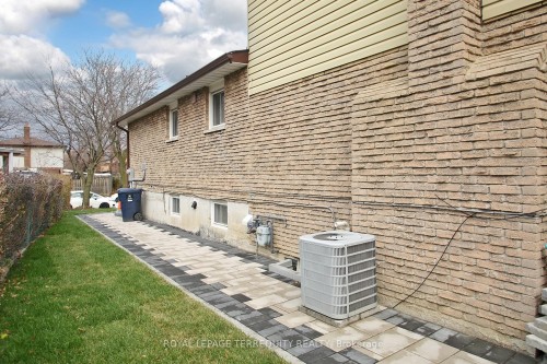 Bsmt-104 Snowhill Crescent, Toronto, ON 