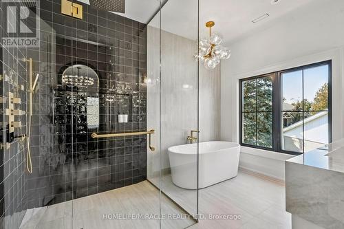 517 Stafford Drive, Oakville, ON - Indoor Photo Showing Bathroom