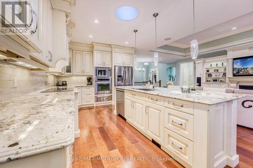 1221 Mike Weir Drive, Sarnia, ON - Indoor Photo Showing Kitchen With Upgraded Kitchen