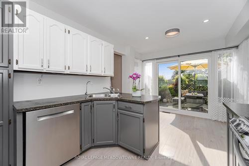 6 Hollis Crescent, East Gwillimbury, ON - Indoor Photo Showing Kitchen