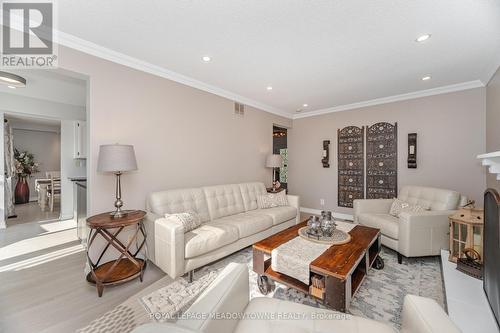 6 Hollis Crescent, East Gwillimbury, ON - Indoor Photo Showing Living Room